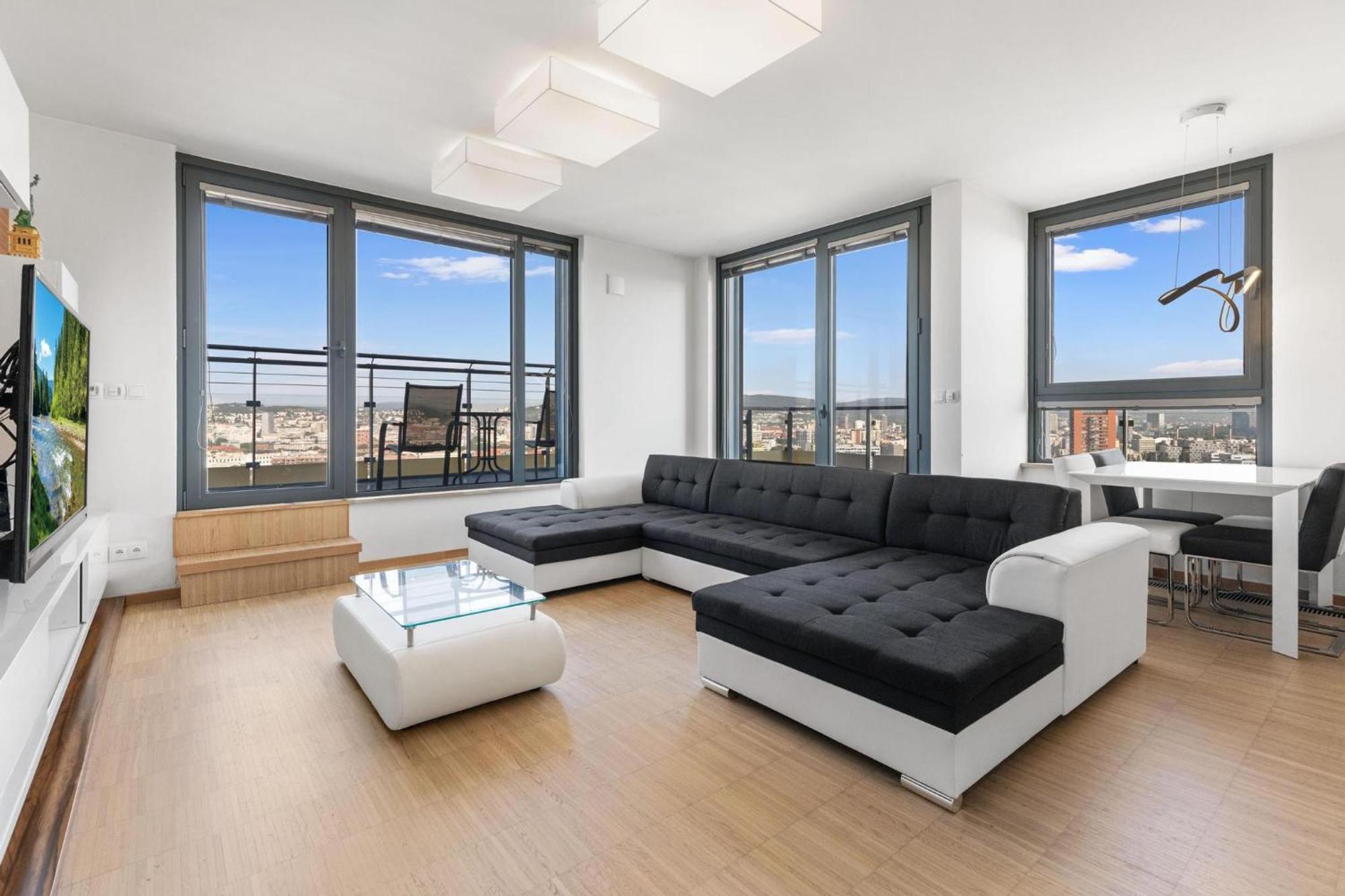 Sky Apartman In Bratislava - With 2 Parking Places Esterno foto