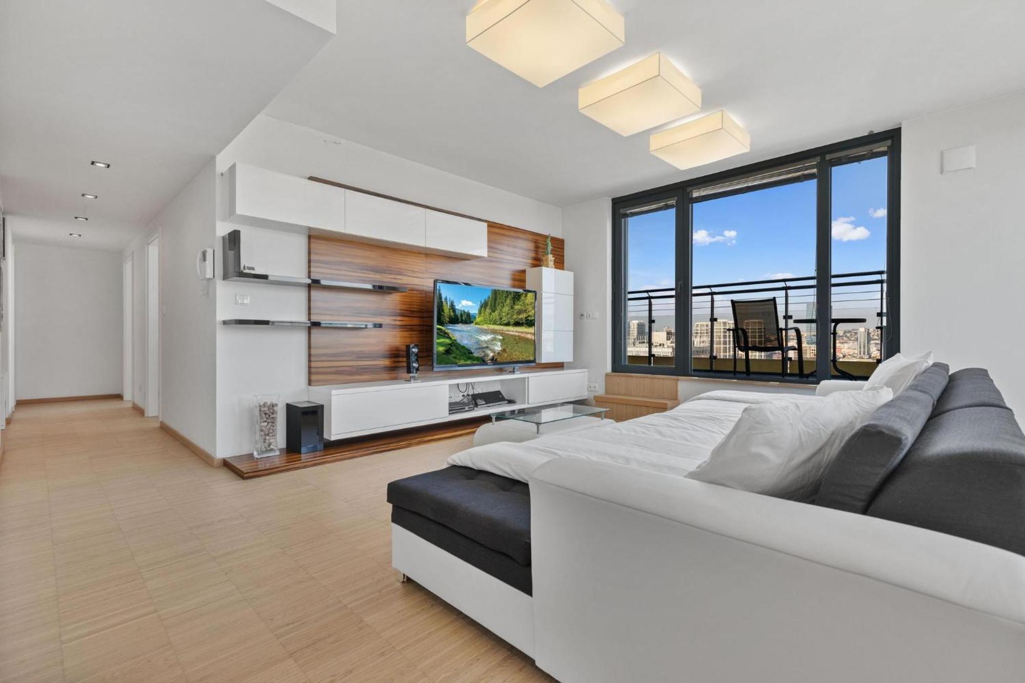 Sky Apartman In Bratislava - With 2 Parking Places Esterno foto