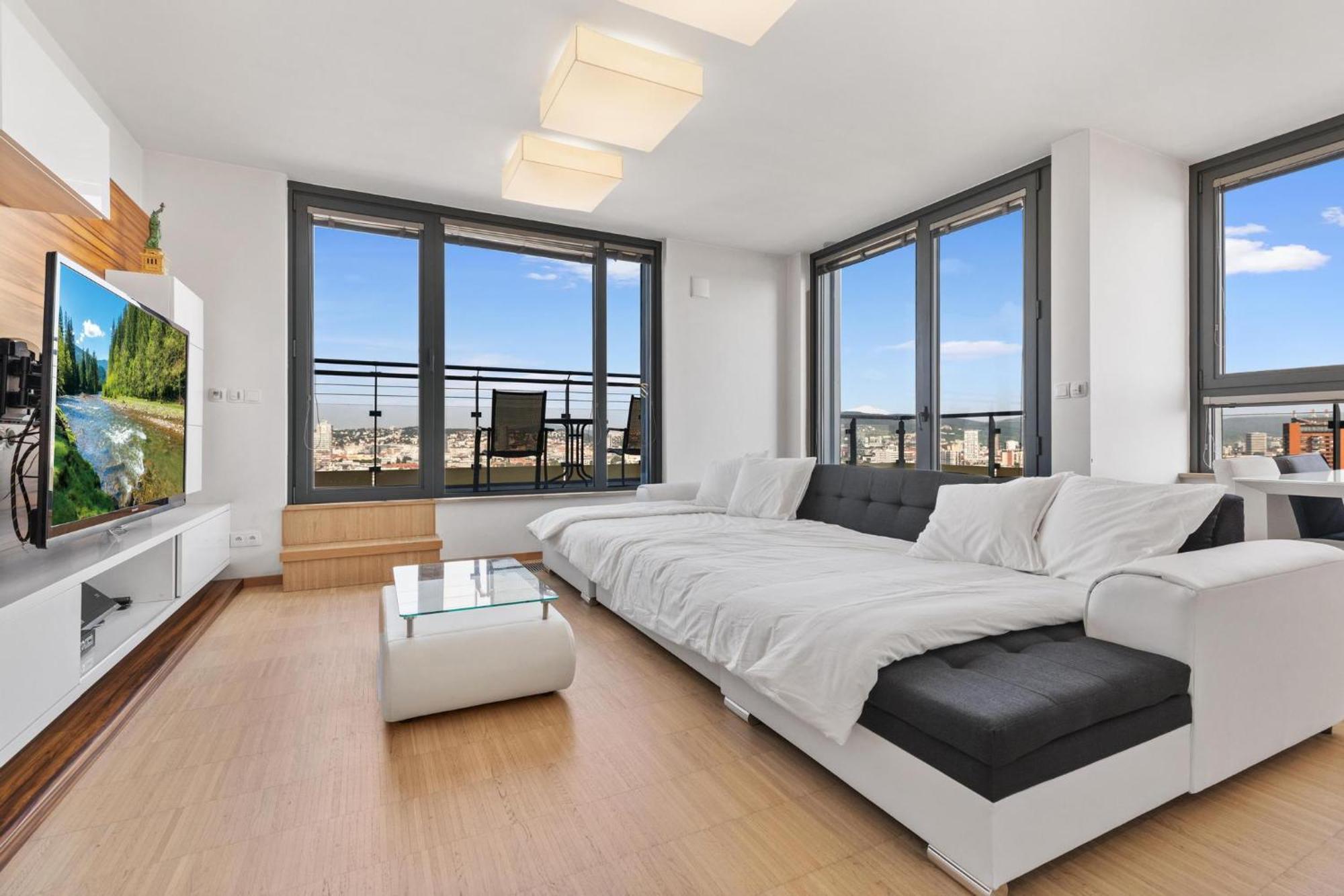 Sky Apartman In Bratislava - With 2 Parking Places Esterno foto