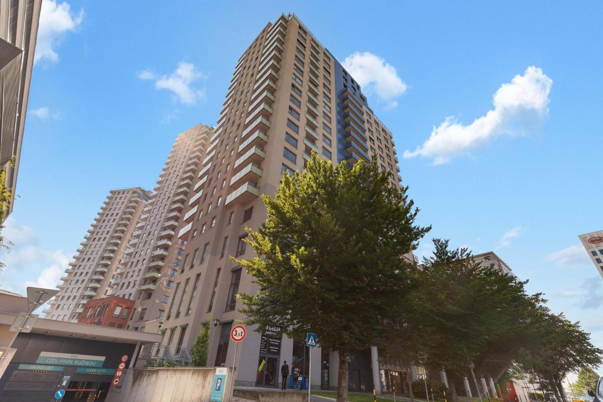 Sky Apartman In Bratislava - With 2 Parking Places Esterno foto